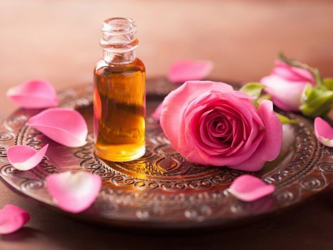 O óleo de rosa pode ser particularmente benéfico para a renovação das células da pele. 