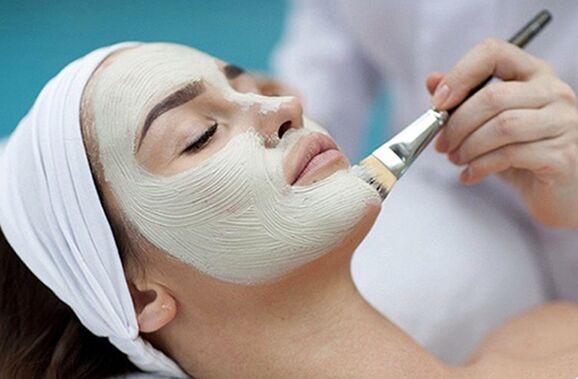 O peeling facial é um dos métodos para o rejuvenescimento estético da pele